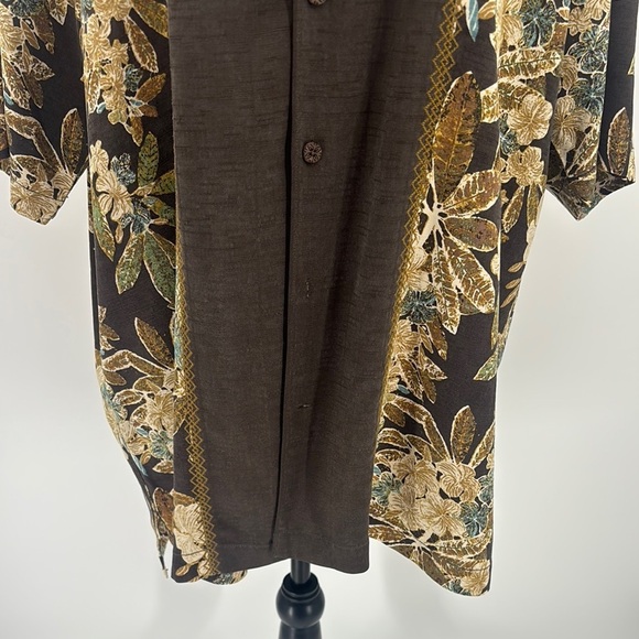 Tommy Bahama brown floral Hawaiian shirt size XL. Silk with coconut buttons - Picture 3 of 12